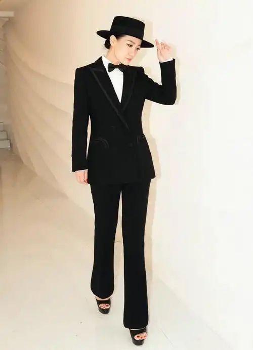 谭晶一言不合穿起吸烟装,撩人还是挺有一套