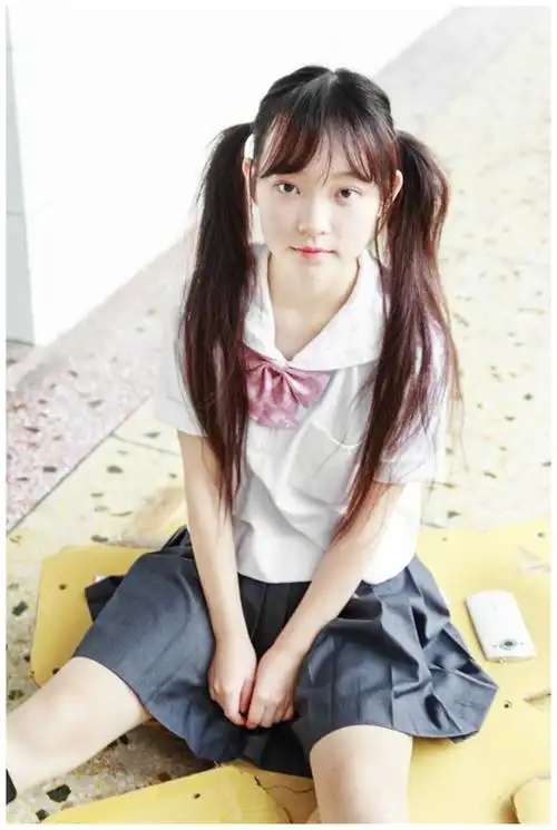 清新可爱校服初中生女孩图片