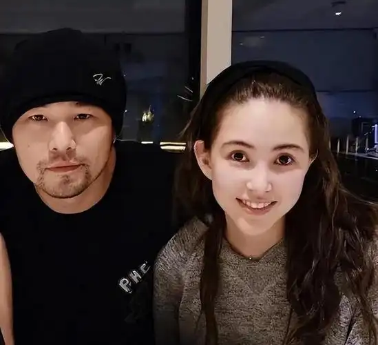 11月24日晚,周杰伦老婆昆凌在个人社交平台上晒出了一组美照,其中包括