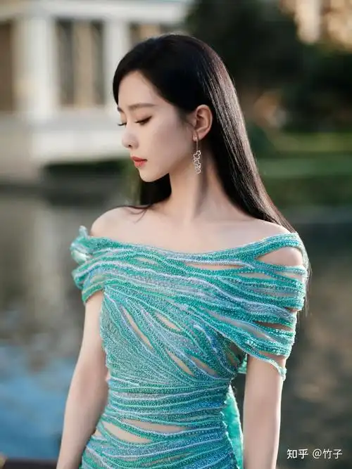 刘诗诗最新美照大放送一袭蓝绿色刺绣礼服裙淡雅至极清新脱俗