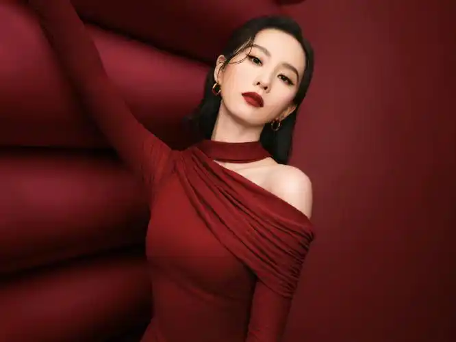 刘诗诗丝绒红裙#    刘诗诗丝绒红裙造型96!