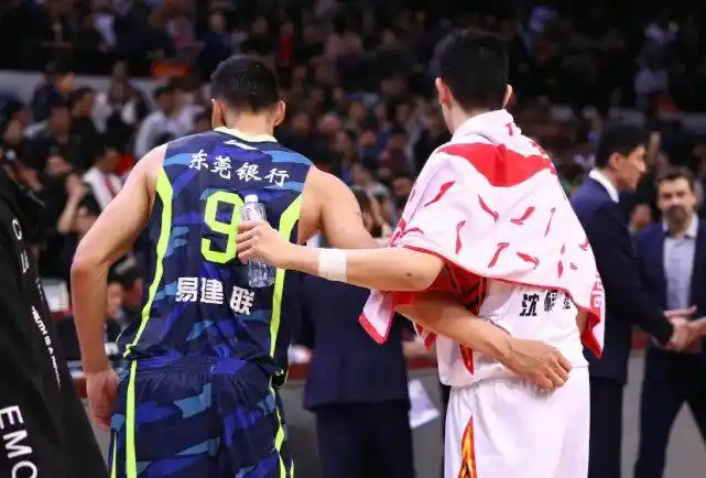 沈梓捷恭贺易建联提新车!赵继伟调侃沈梓捷拉菲梗,中国男篮出征
