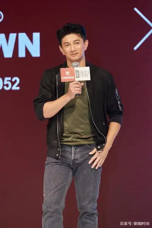 49岁吴奇隆低调现机场,棉服"穿"在行李箱上,健硕身材依稀可见