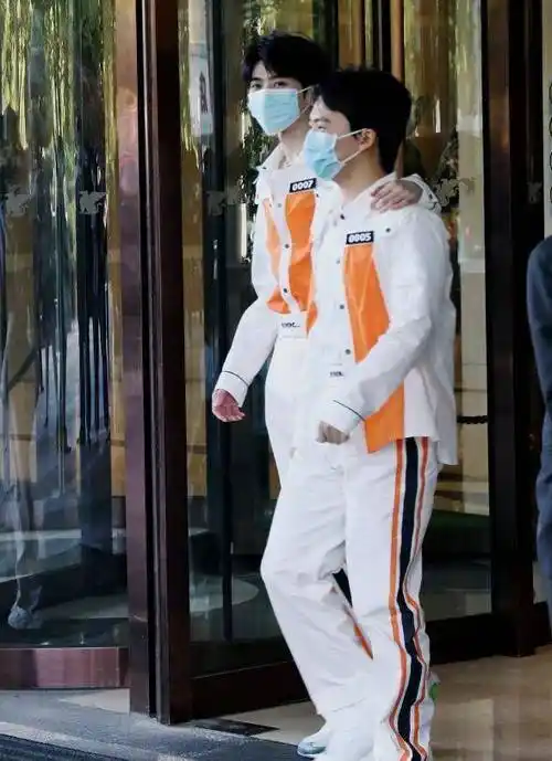 然而站在一起的他们腿长对比也太"惨烈"了,郭麒麟的官方身高是一米七