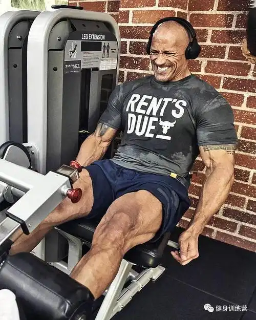 他能够从体坛wwe转型到娱乐圈光是一身强壮的肌肉就足够霸道身高195cm