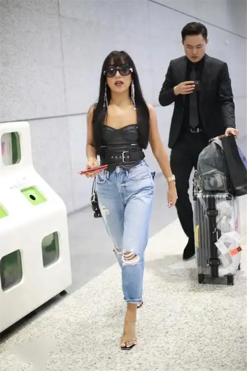 原创吉克隽逸穿衣真大胆黑色抹胸搭破洞裤好时髦162身高曲线惊艳