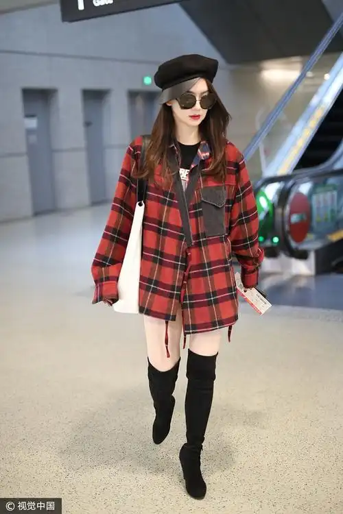 戚薇格纹衬衫麂皮高跟过膝靴 loewe印花手袋优雅秀美腿