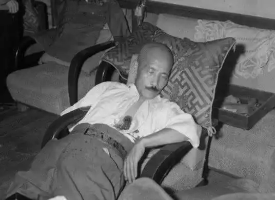 老照片日本甲级战犯东条英机绞刑过程行刑时双腿发抖