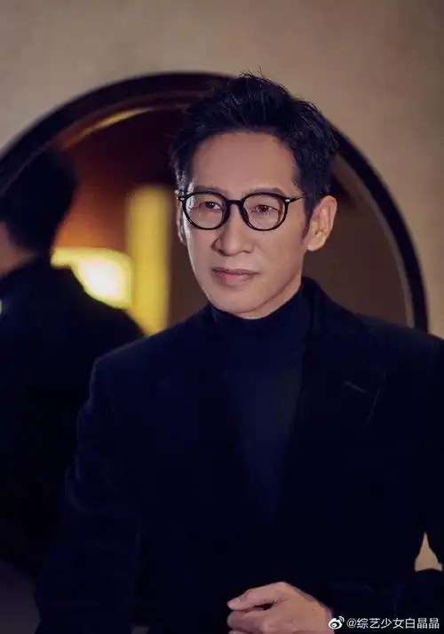 知名演员王劲松发文称:母亲因新冠去世,再也拨不通母亲的电话了