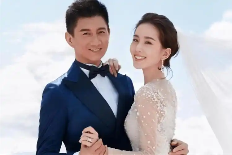 冯绍峰赵丽颖的结婚照两人的婚姻,不管是结婚还是分手, 都是给网友和