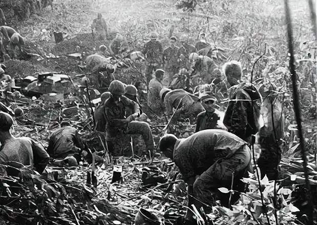 对越反击战中,我军士兵攻入越南女兵营地,眼前景象令国人心寒