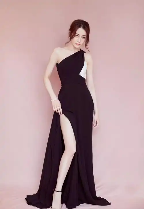 迪丽热巴穿樱花粉裙子美得太不真实了