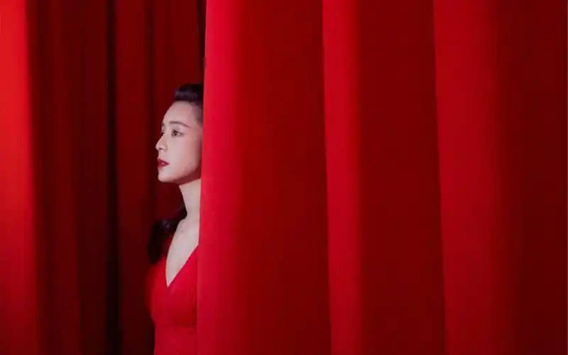 张静初飒爽红裙性感图片桌面壁纸