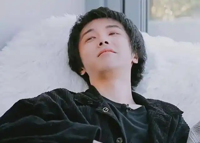 华晨宇撒娇的背后:一杯水看透了他的内心_左立_吉他_时光