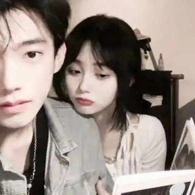 高清真人情头一左一右两张图片浪漫温馨情侣最新头像图片大全