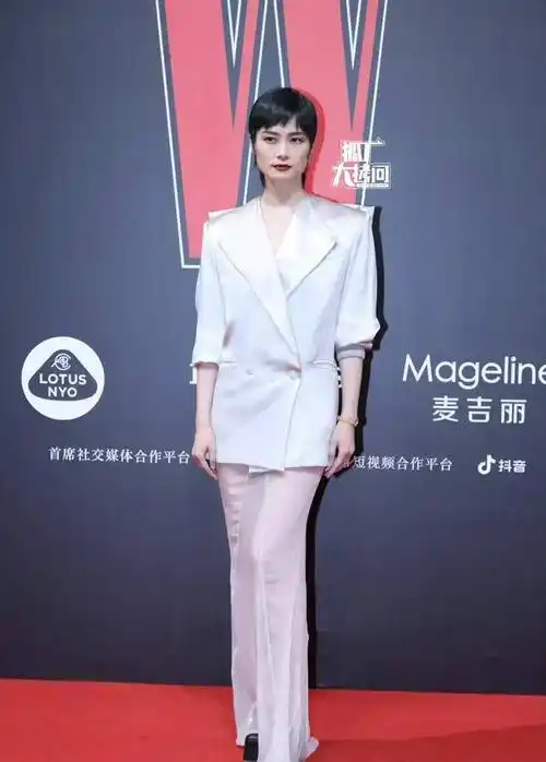 而且,39岁了,"世界小姐"张梓琳亮相红毯,身高182cm,气场