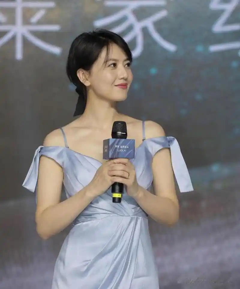 赵又廷高圆圆一家三口公园游玩