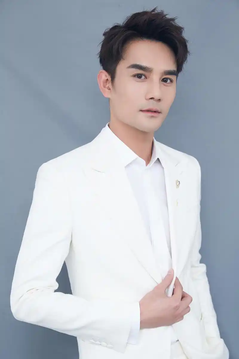 王凯东方跨年深情献唱大江大河,纯白套装绅士风十足