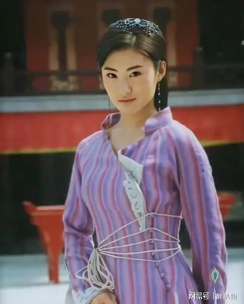 王惠之前有个艺名阳光,人如其名,是个性格很阳光活泼的东北姑娘,毕业