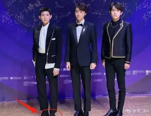 难怪王源不当演员当他跟陈小春同框时我推测出他的真实身高了