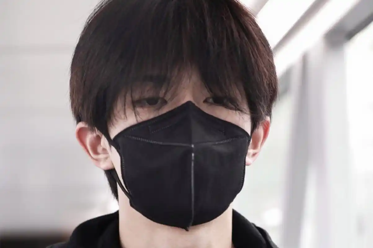 tfboys成员易烊千玺在机场引起轰动,其休闲牛仔装展现潮流风格,受到