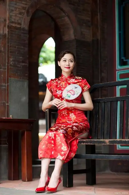 旗袍,作为中国传统的女性服饰,以其独特的韵味和魅力,吸引了无数女性