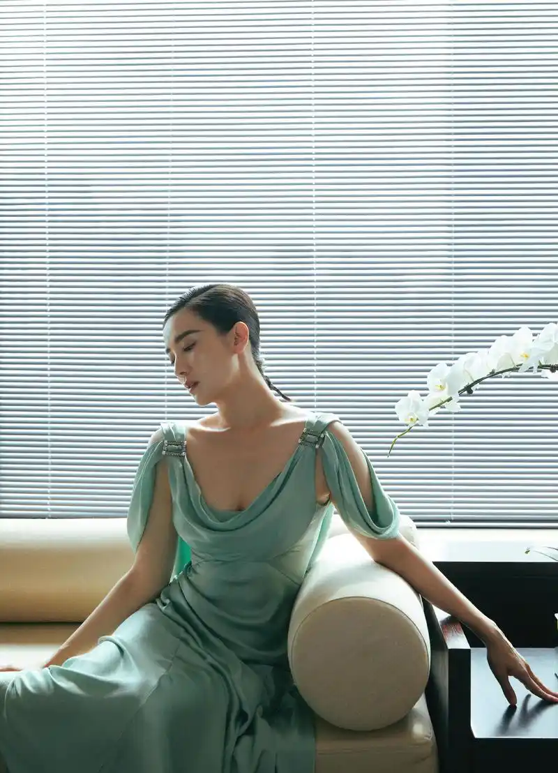 被宋佳惊艳到了,穿薄荷绿连衣裙高级感十足,换了风格更撩人