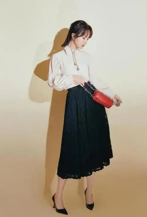 杨紫穿礼服的尴尬瞬间!肩宽圆润,唯独长腿别具风采