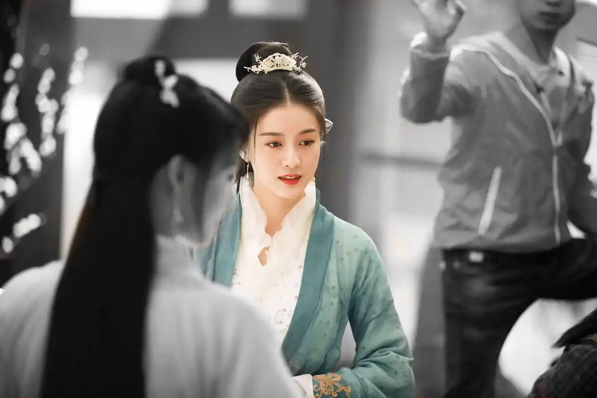 张雪迎晒自拍,表示拍戏到天亮,透露新剧白发皇妃中容乐新造型