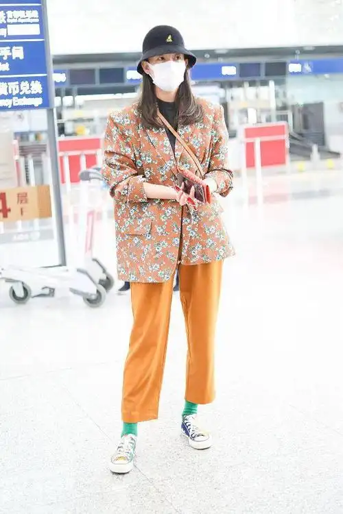 一周明星街拍精选!孙怡宽大西装展辣妈风采,吉克隽逸提前过夏天_机场