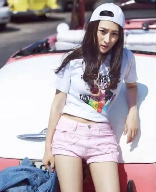 "桃花"牛仔短裤搭配白色短袖,马苏变身超模了!_时尚_衣服_气质