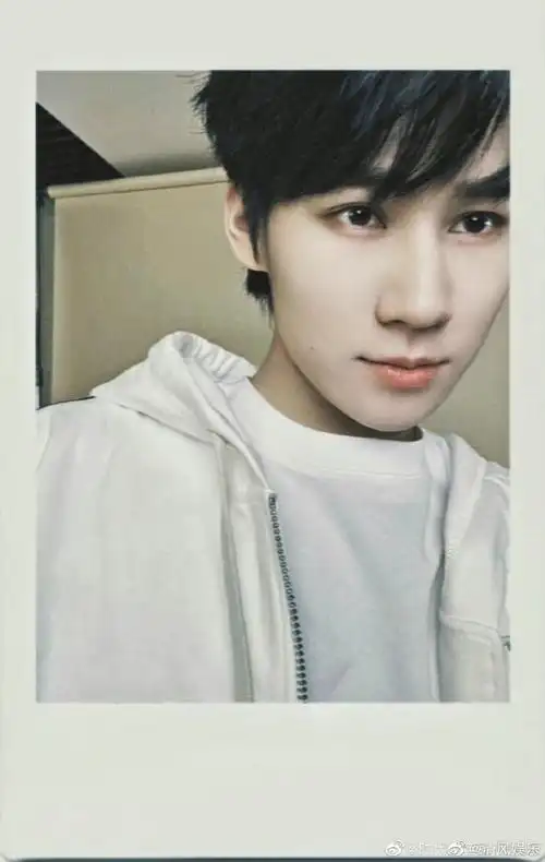 一眼看到了张张的双眼皮,眼睛真的太漂亮了#张真源怼脸自拍照