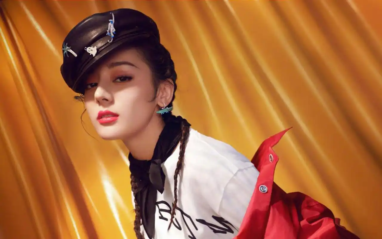 迪丽热巴魅惑红唇复古写真图片桌面壁纸