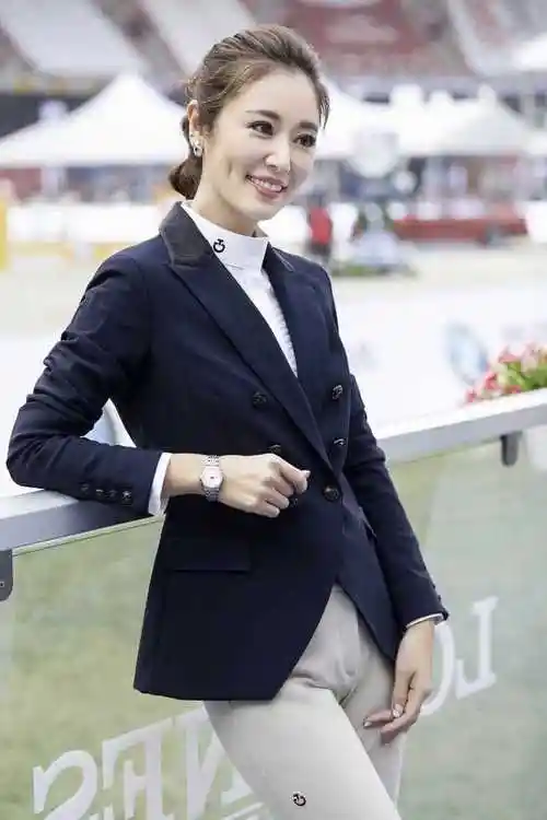 林心如的高级感无敌了,穿蕾丝上衣配羽毛裙去看秀,秒变时尚名媛