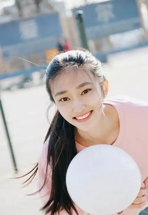 自信灿烂的笑容很有感染力.