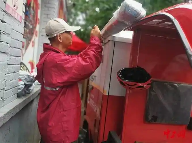 暴雨中的"小哥":接单量不减 打赏更多_李建齐_配送_下雨天