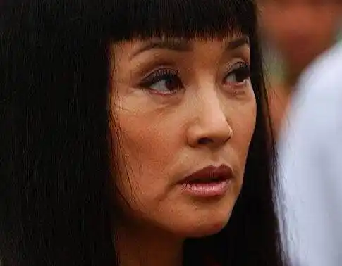 以素颜亮相在观众眼前,不过可惜的是杨颖卸妆之后的她却是美则美矣