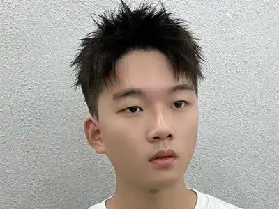 韩式男生前刺发型 清爽利落巨显帅