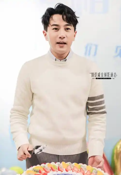 原创刘恺威近照发福明显肚腩微显很憔悴仅43天就胖了一圈