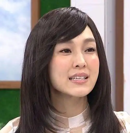 范玮琪原生长相,窄眼皮,骨感重,面部有明显凹陷感.