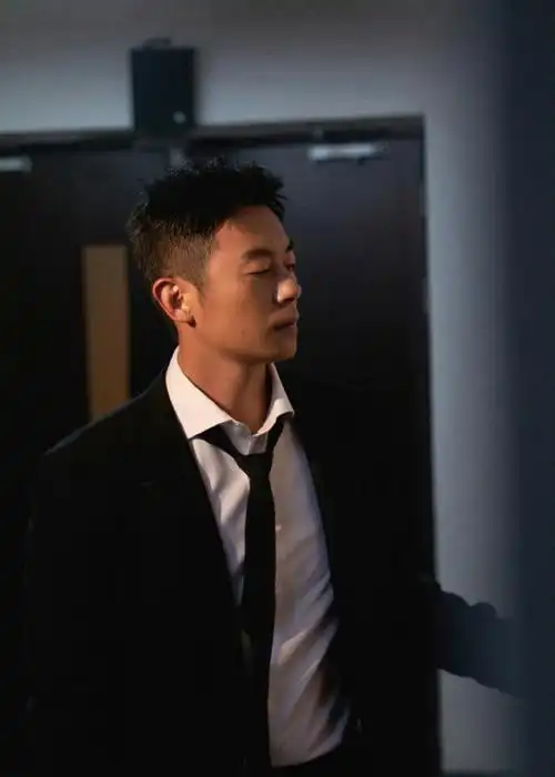 黑色西装尽显理工男气质,背景公式体现人物身份,狠狠期待朱亚文饰演的