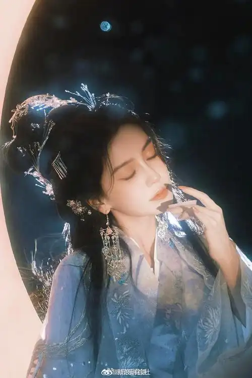 的月光下着广袖青衫的常曦月神手捧花灯,对月浅酌,这就是仙女下凡吧