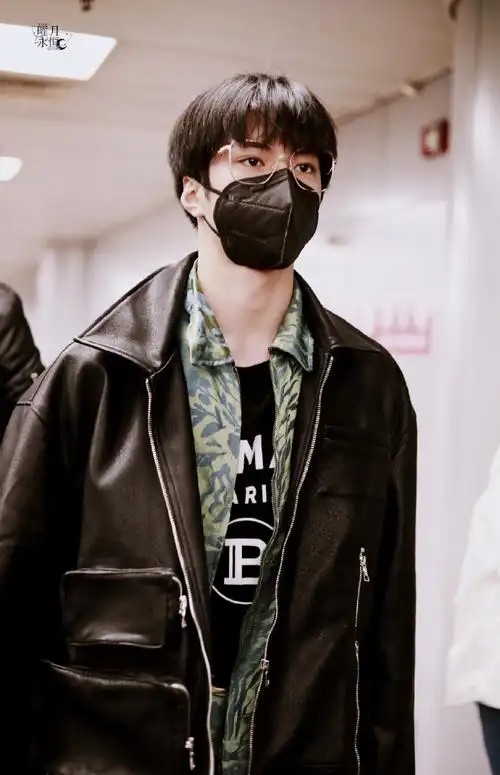 刘耀文皮衣眼镜造型