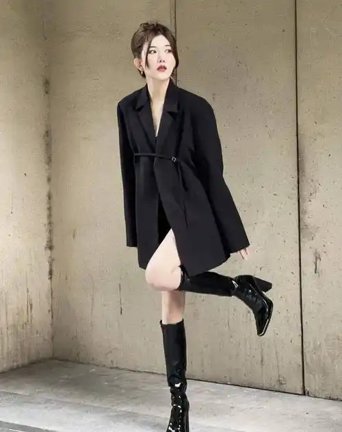 微丰满代表张靓颖穿"黑西装 靴子",气场十足,昂首阔步走起来有型_黑色