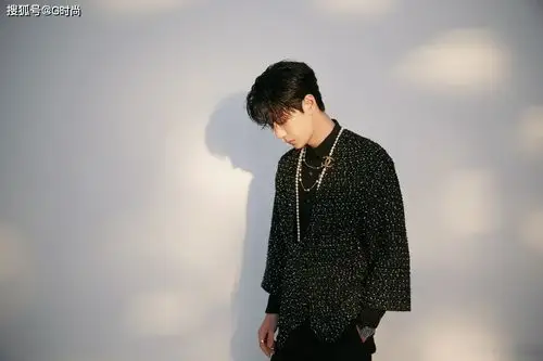 王一博身穿chanel 2021早春度假系列简约迷人