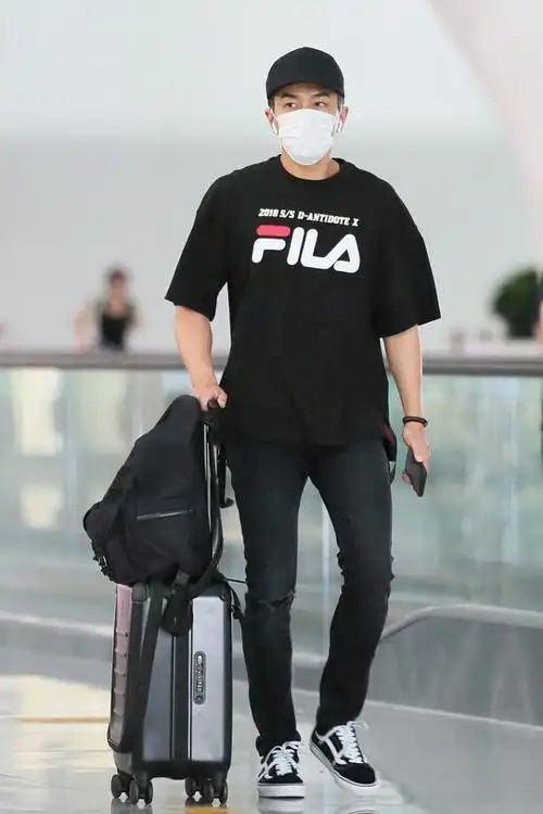 刘恺威胖出大叔感穿t恤气质也沉重越来越不像小鲜肉了