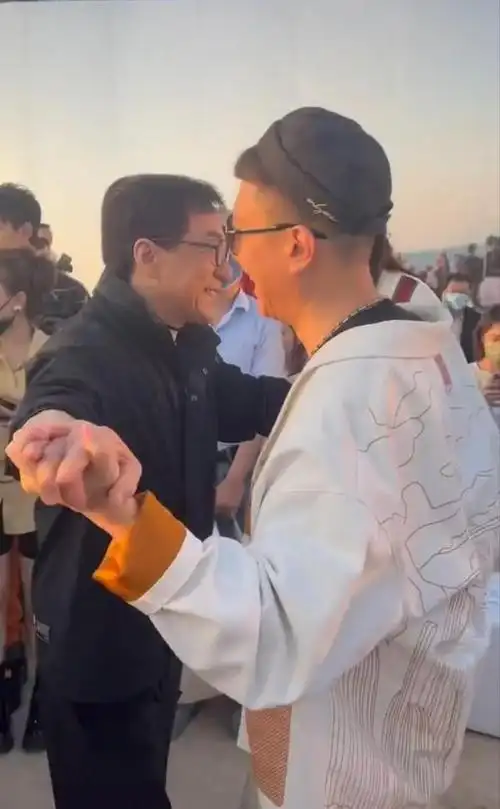 孙红雷携老婆出席活动王骏迪身材纤细五官上镜与成龙罕见同台