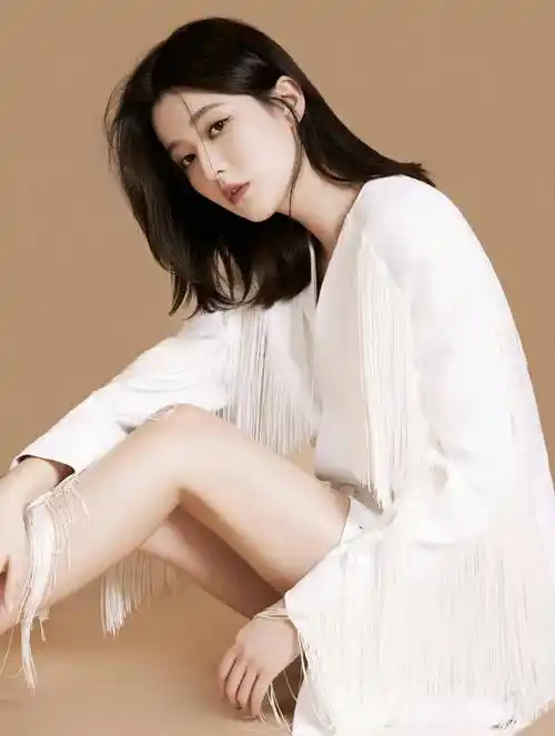 女星乔欣时尚写真:姣美玲珑,眉清目秀