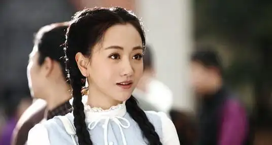 杨蓉凭借着良好的形象和超越年龄的演技,一直戏约不断,共参演了《西街