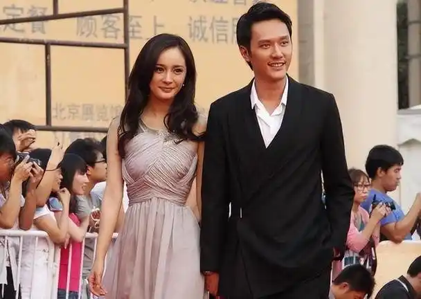 他的父亲是冯月平,据说是江南纺织行业的老大哥.